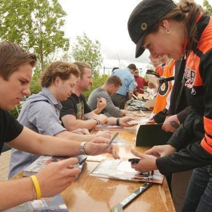 WHAT TO GET SIGNED BY A HOCKEY PLAYER AT AN AUTOGRAPH SIGNING 101!